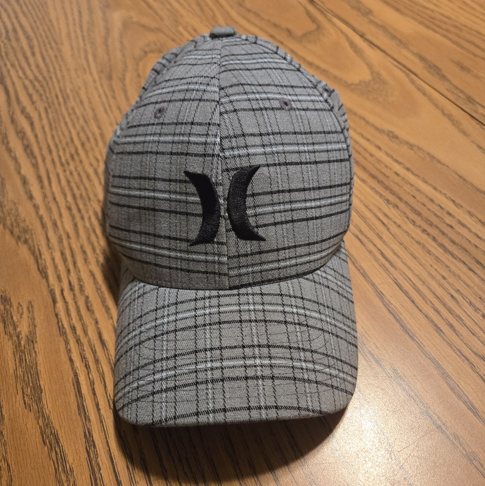 Men's Hurley FlexFit grey, black, & blue striped plaid hat in great condition - Picture 2 of 6